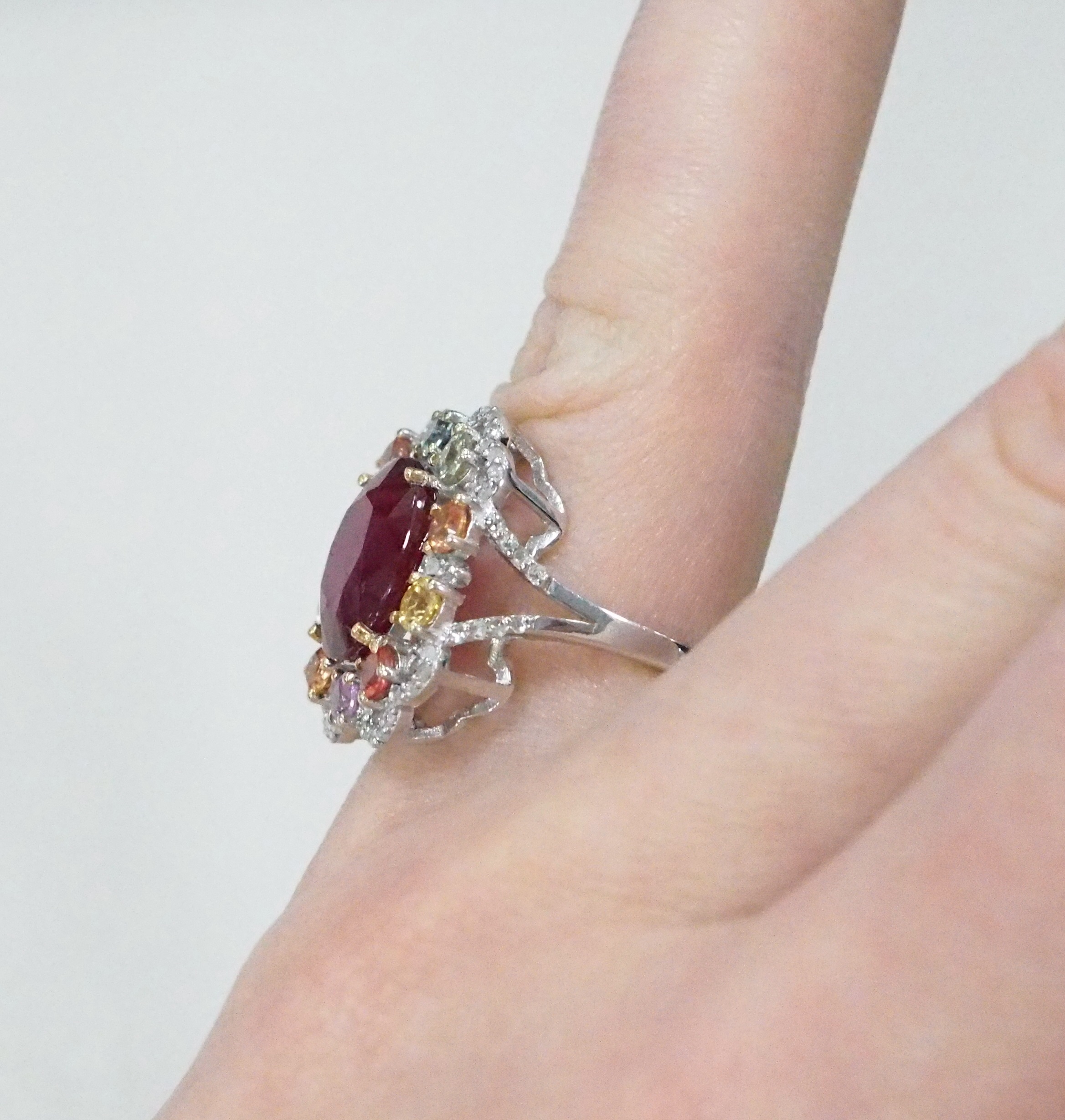 Серебряное кольцо 925 пробы; вставки 1 Рубин 5,4ct F/2; 10 Сапфир мульти 1,36ct; 60 Бр.НВО-Роза 0,2ct 3/8;
